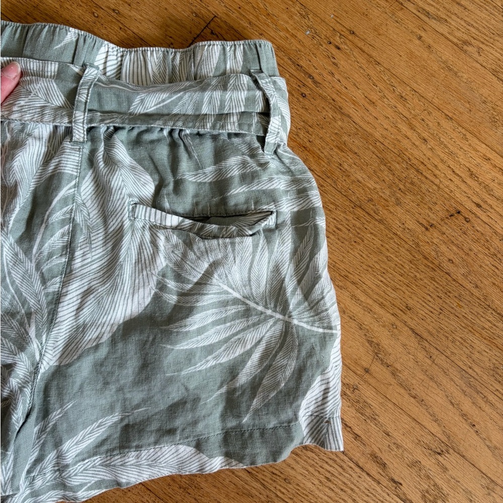 Tahari 100% linen shorts palm leaf tropical with faux turtle shell grommet belt - Picture 9 of 11